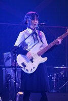 舞台「THEATER MILANO-Za オープニングシリーズ LIVE STAGE『ぼっち・ざ・ろっく！』」より、小山内花凜演じる山田リョウ。