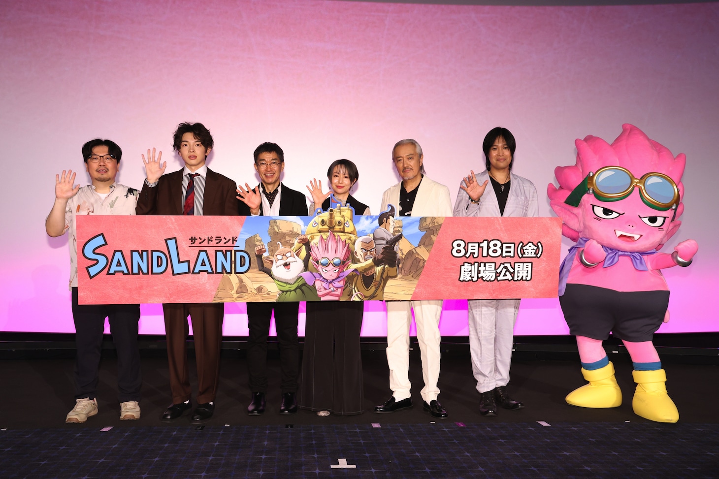 アニメ映画「SAND LAND」ジャパンプレミアの様子。左から横嶋俊久監督、imase、チョー、田村睦心、山路和弘、鶴岡聡。