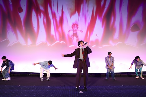 主題歌「ユートピア」を歌唱するimase。