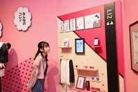 「5th Anniversary『その着せ替え人形は恋をする』展覧会」東京会場の内覧会に参加したあかせあかり。
