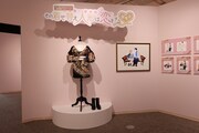「5th Anniversary『その着せ替え人形は恋をする』展覧会」東京会場の様子。