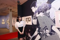 「5th Anniversary『その着せ替え人形は恋をする』展覧会」東京会場の内覧会に参加した伊織もえ。