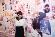 「5th Anniversary『その着せ替え人形は恋をする』展覧会」東京会場の内覧会に参加した伊織もえ。