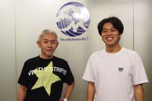 左から新井英樹、番組DJのノルオブ（JABBA DA FOOTBALL CLUB）。