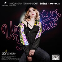 「オーロラリフレクションウィンドジャケット」の着用例。