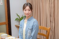 宮本茉由扮する渡会里子。