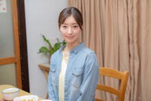 宮本茉由扮する渡会里子。