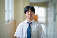 佐久本宝扮する板倉龍彦。