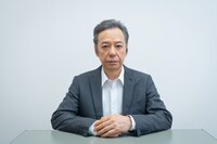 板尾創路扮する駒津謙一郎。