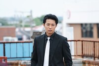 持田将史扮する金海。