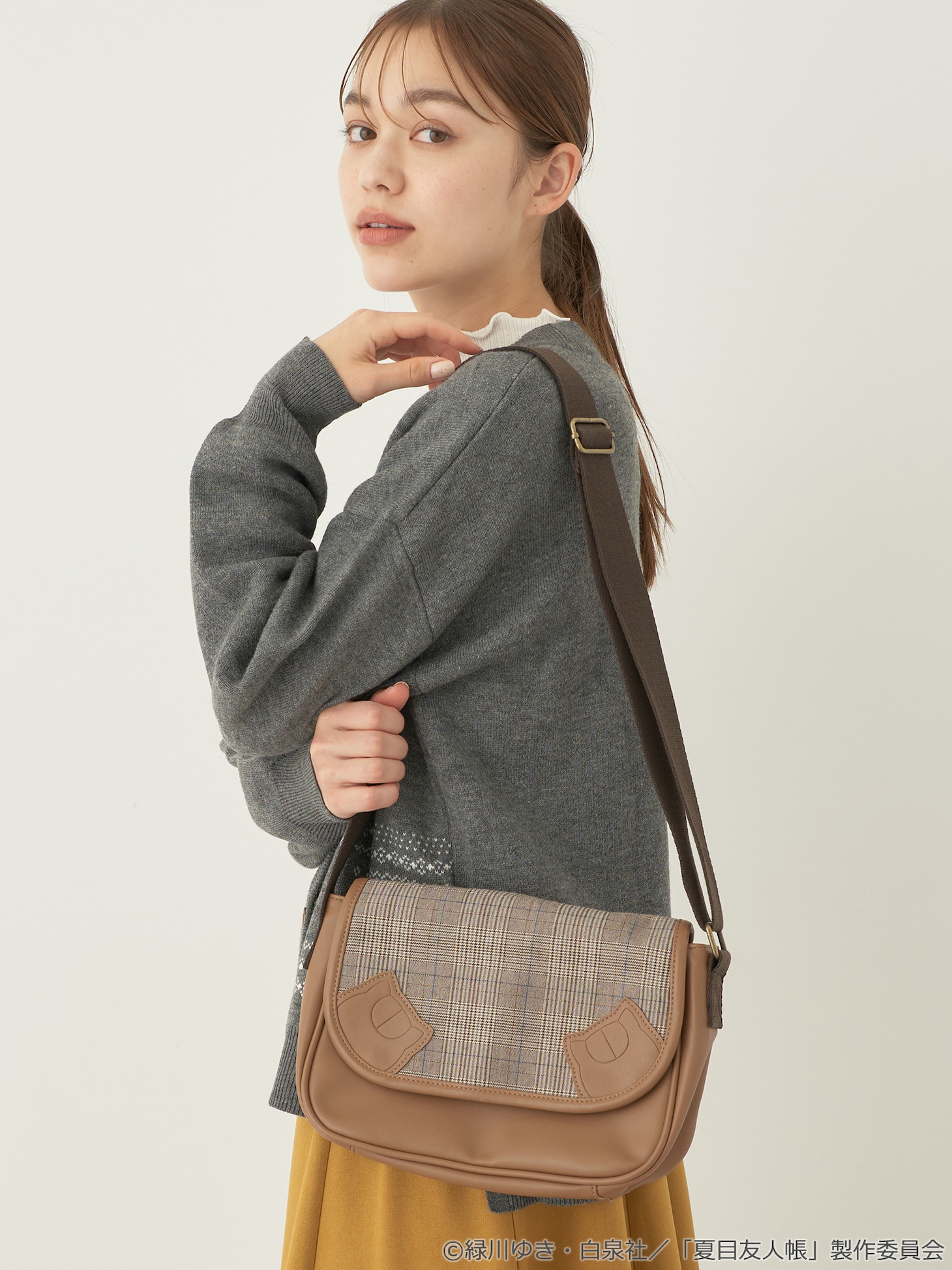 「夏目友人帳 ニャンコ先生ショルダーバッグ」使用イメージ。