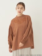 「夏目友人帳 ニャンコ先生刺繍ブラウス」着用イメージ。