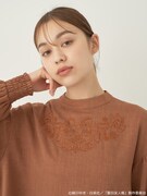 「夏目友人帳 ニャンコ先生刺繍ブラウス」着用イメージ。