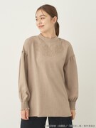 「夏目友人帳 ニャンコ先生刺繍ブラウス」着用イメージ。