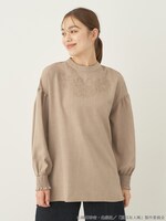 「夏目友人帳 ニャンコ先生刺繍ブラウス」着用イメージ。