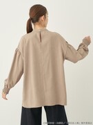 「夏目友人帳 ニャンコ先生刺繍ブラウス」着用イメージ。