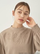 「夏目友人帳 ニャンコ先生刺繍ブラウス」着用イメージ。