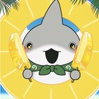 今日はパイナップルの日!子ザメちゃんが両手にパイナップルを持つ夏らしいビジュアル