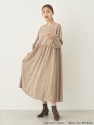 「夏目友人帳 ニャンコ先生刺繍ワンピース」着用イメージ。