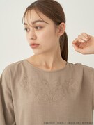 「夏目友人帳 ニャンコ先生刺繍ワンピース」着用イメージ。