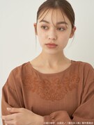 「夏目友人帳 ニャンコ先生刺繍ワンピース」着用イメージ。