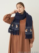 「夏目友人帳 ニャンコ先生ニットストール」着用イメージ。