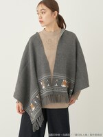 「夏目友人帳 ニャンコ先生ニットストール」着用イメージ。