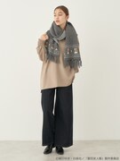 「夏目友人帳 ニャンコ先生ニットストール」着用イメージ。