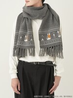 「夏目友人帳 ニャンコ先生ニットストール」着用イメージ。