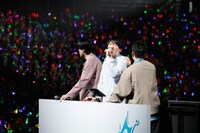 島崎信長（中央）