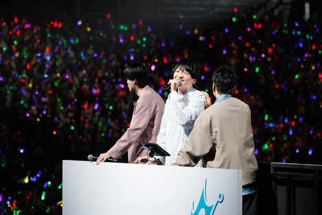 島崎信長（中央）