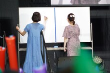 「制限時間3分でたくさんイケメンイラストを描こうゲーム」に挑戦する加藤みのり（左）、如月ゆきの（右）。