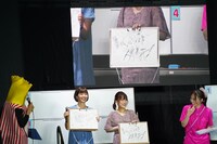 「壁ドン床ドンに続く新しい○○ドンは？」のお題に答える加藤みのり（中央左）、如月ゆきの（中央右）。