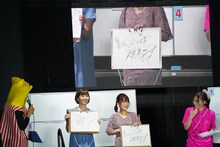 「壁ドン床ドンに続く新しい○○ドンは？」のお題に答える加藤みのり（中央左）、如月ゆきの（中央右）。