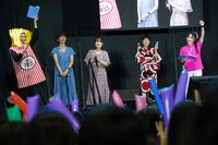 「ちゃお×りぼん スペシャルコラボステージ」の様子。中央左から加藤みのり、如月ゆきの、まいた菜穂。