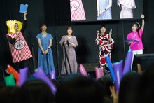 「ちゃお×りぼん スペシャルコラボステージ」の様子。中央左から加藤みのり、如月ゆきの、まいた菜穂。