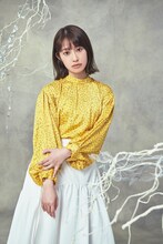 桜井玲香扮する鏡蔦子。 (c)「灰色の乙女」 製作委員会・MBS