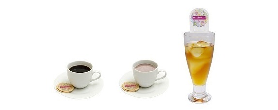 左からホットコーヒー、ホットココア、アイスウーロン茶。
