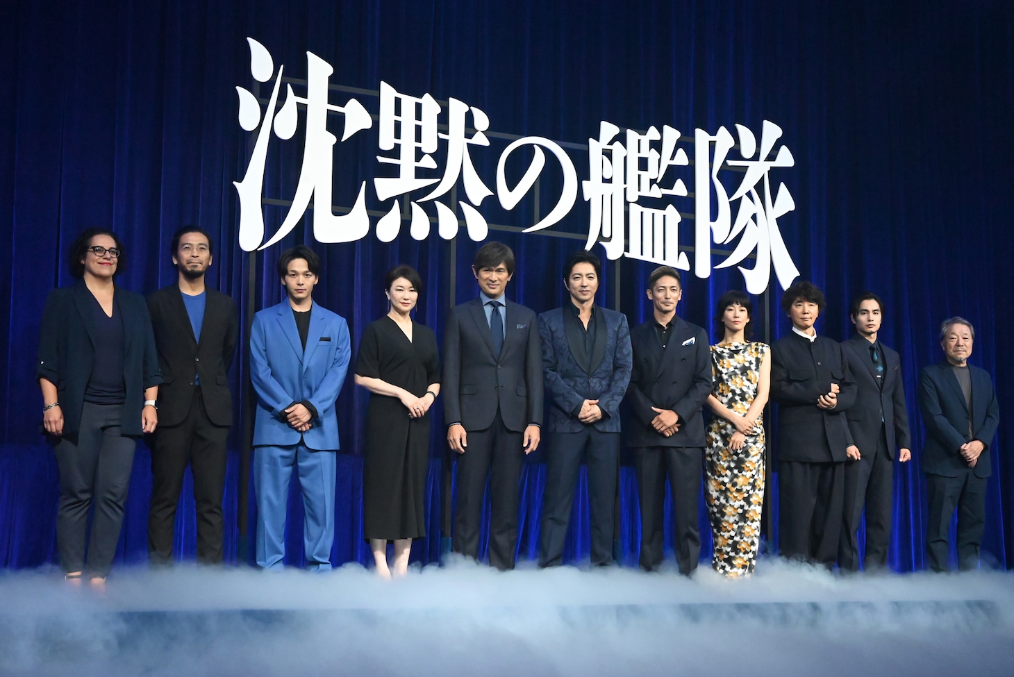 映画「沈黙の艦隊」完成報告会より。左からダナエ・コキノス氏、吉野耕平監督、中村倫也、夏川結衣、江口洋介、大沢たかお、玉木宏、水川あさみ、ユースケ・サンタマリア、中村蒼、かわぐちかいじ。