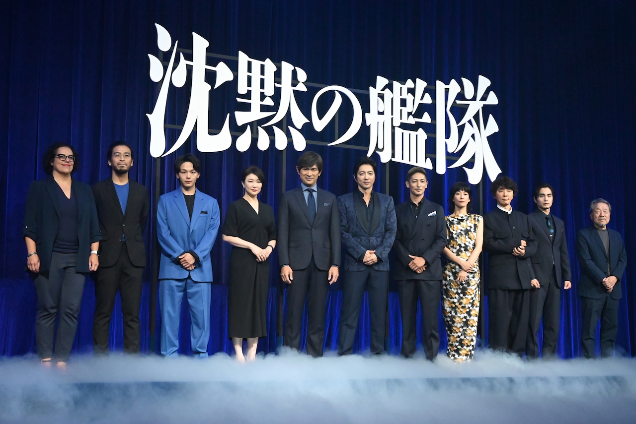 映画「沈黙の艦隊」完成報告会より。左からダナエ・コキノス氏、吉野耕平監督、中村倫也、夏川結衣、江口洋介、大沢たかお、玉木宏、水川あさみ、ユースケ・サンタマリア、中村蒼、かわぐちかいじ。