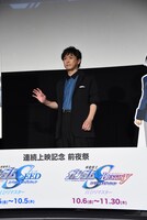 地球連合っぽい色のインナーを着た保志総一朗。