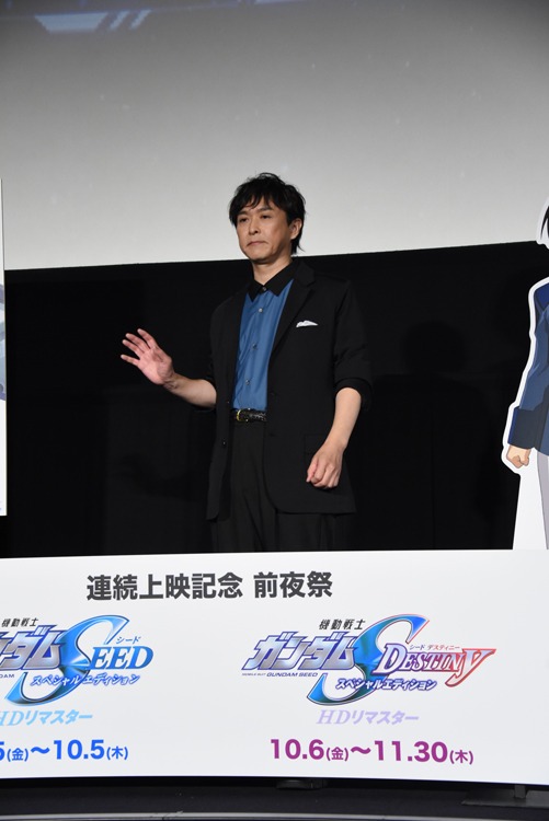 地球連合っぽい色のインナーを着た保志総一朗。