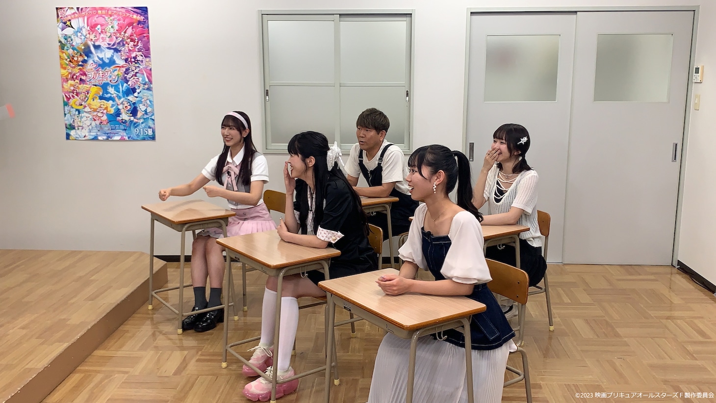 「みんな集まれ！プリキュアゼミナール」でFUJIWARA原西の講義を受ける生徒たち。
