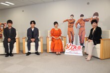対談の様子。左から八代拓、榎木淳弥、佐倉綾音、小池百合子東京都知事。