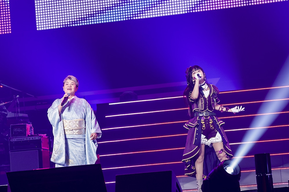 島津亜矢×湊友希那（CV：相羽あいな）による「新時代」の歌唱シーン。