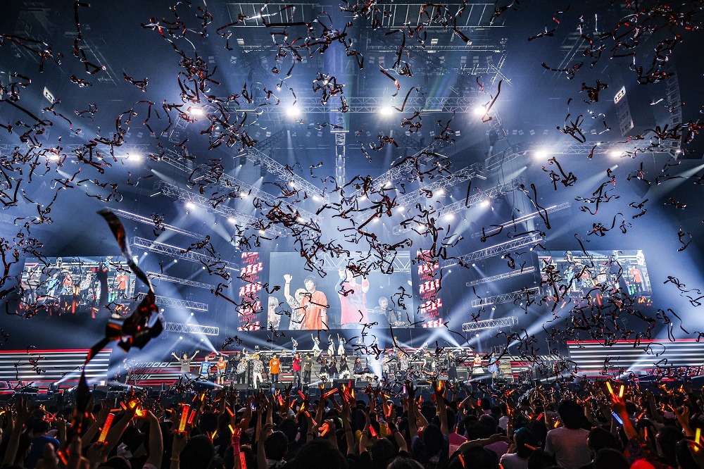 DAY1出演アーティストによるテーマソングの歌唱シーン。