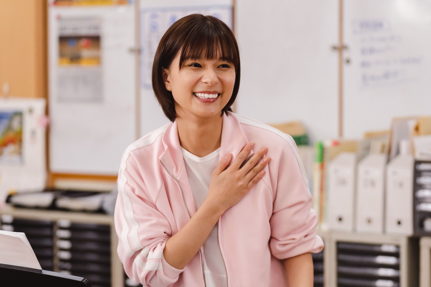 芳根京子扮する森本もも。(c)2024「カラオケ行こ！」製作委員会