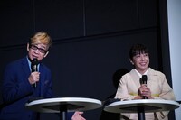 左から山寺宏一、冨永みーな。