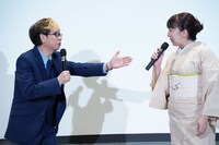 左から山寺宏一、冨永みーな。