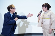 左から山寺宏一、冨永みーな。